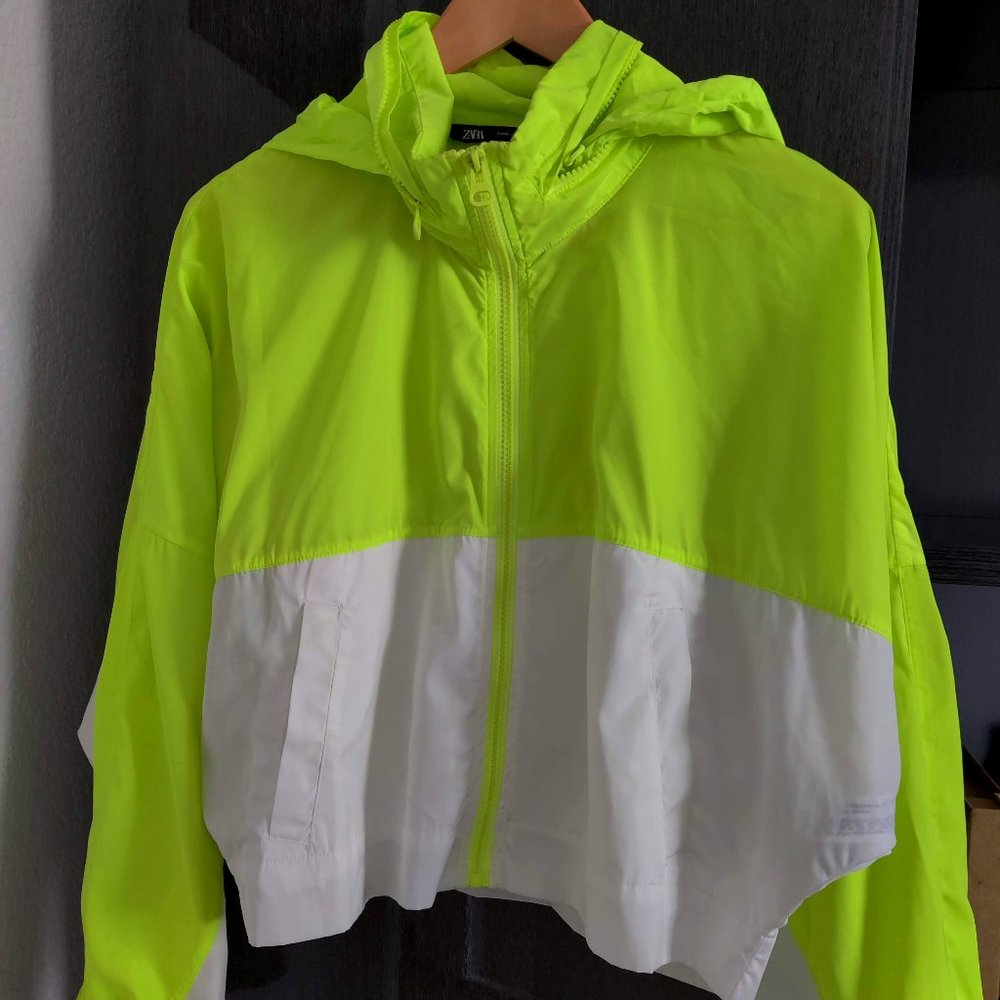 Zara Windbreaker. Convertible jacket to handbag. Size M.